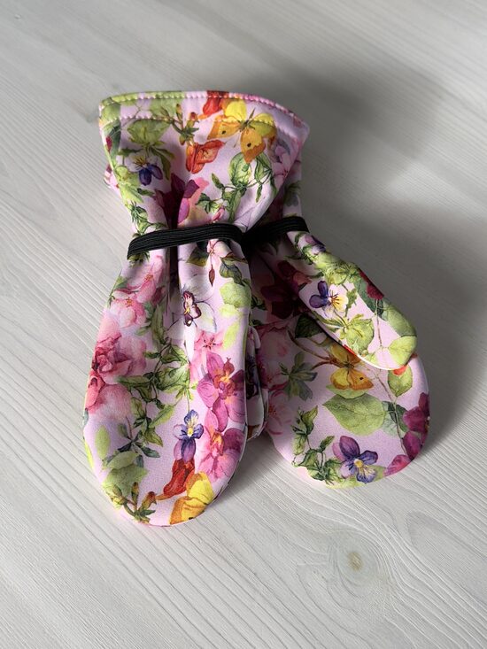 Sīki ziedi uz rozā pamata